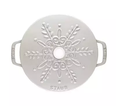 Garnek żeliwny Staub z dekoracyjną pokrywką Snowflake 24 cm biała trufla