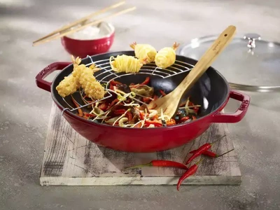 Wok żeliwny Staub czerwony 30 cm